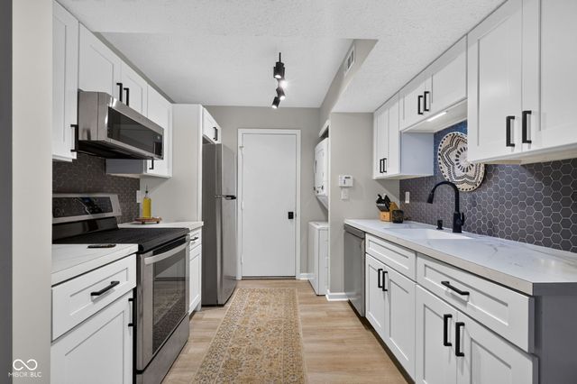 7791 Harbour Isle, Indianapolis, IN 46240