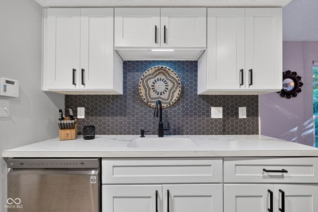 7791 Harbour Isle, Indianapolis, IN 46240