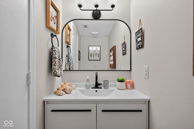 7791 Harbour Isle, Indianapolis, IN 46240