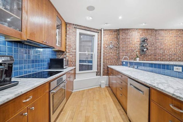 219 E 83rd St Apt 2, New York City, NY 10028