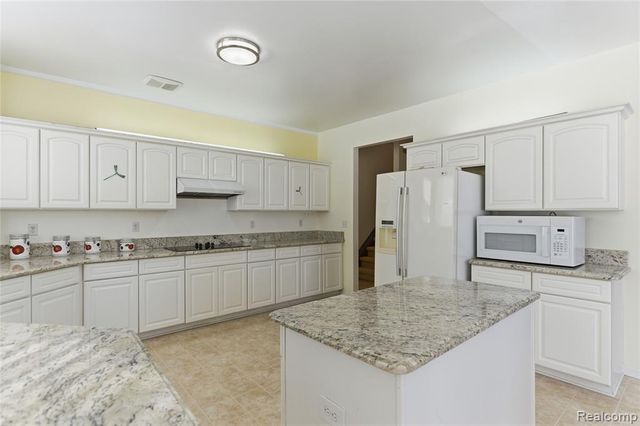 19573 Potomac Drive, Macomb, MI 48044