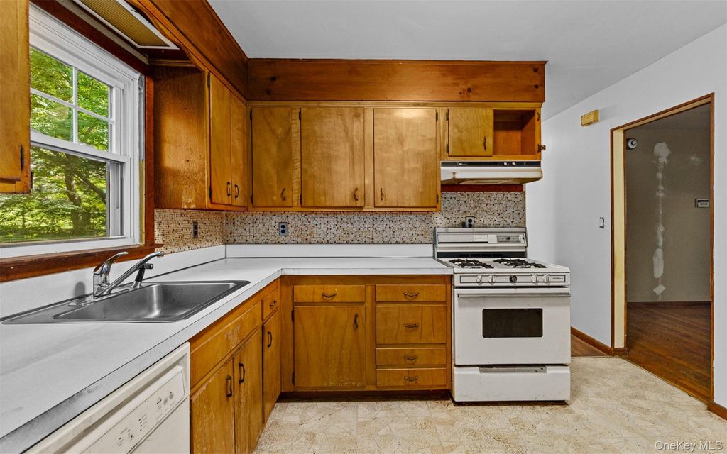 11 Woodycrest Drive, Northport, NY 11768 — photo 5