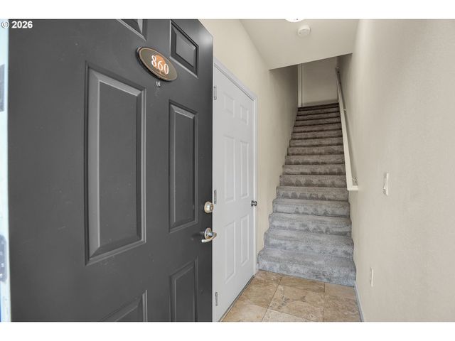 860 SPRINGTREE Ln, West Linn, OR 97068