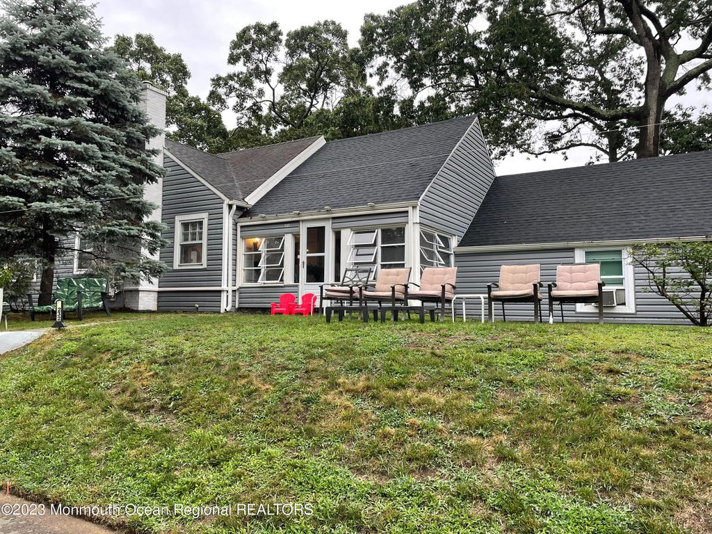 232 Jerome Avenue, Oakhurst, NJ 07755