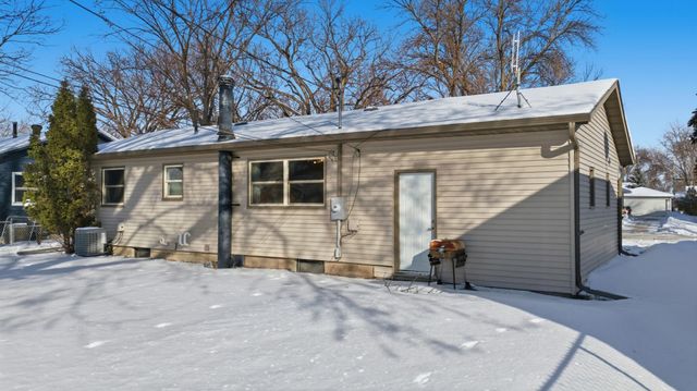 1421 19th Street S, Fargo, ND 58103