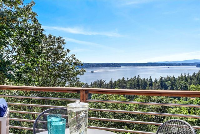 8261 Northrop Place SW, Seattle, WA 98136