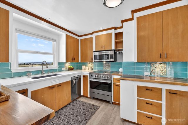 8261 Northrop Place SW, Seattle, WA 98136