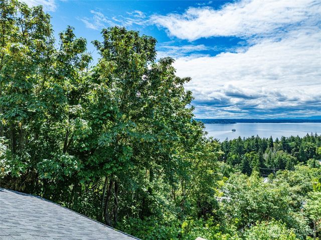 8261 Northrop Place SW, Seattle, WA 98136