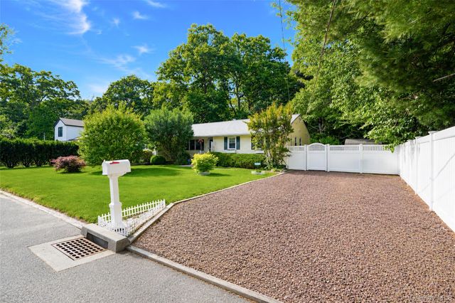 20 Loretta Court, Coram, NY 11727