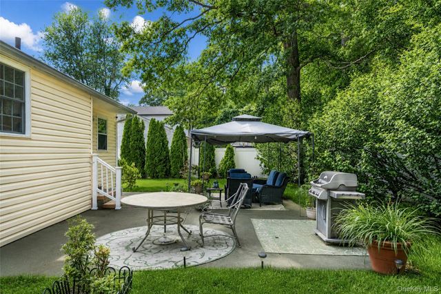 20 Loretta Court, Coram, NY 11727