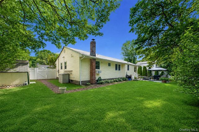 20 Loretta Court, Coram, NY 11727