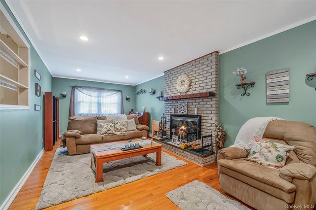 20 Loretta Court, Coram, NY 11727
