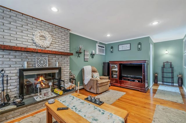 20 Loretta Court, Coram, NY 11727