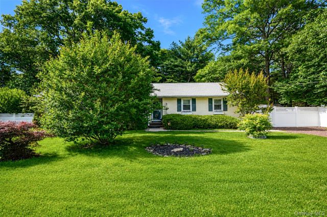 20 Loretta Court, Coram, NY 11727