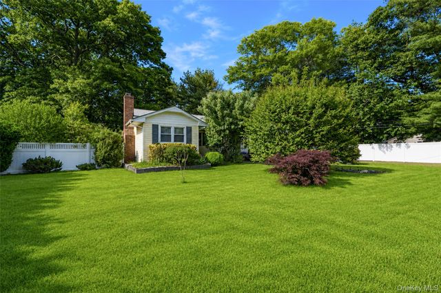 20 Loretta Court, Coram, NY 11727