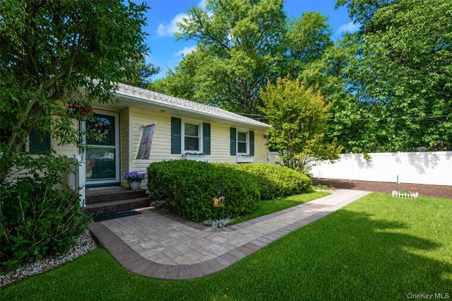 20 Loretta Court, Coram, NY 11727