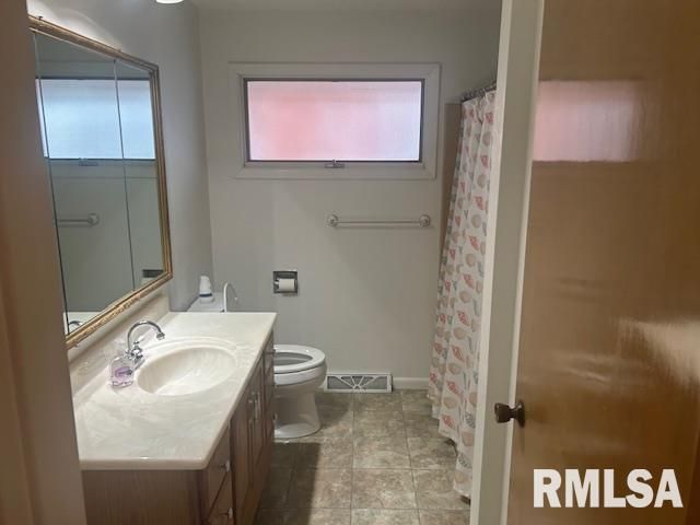 309 N CLAY Street, Taylorville, IL 62568