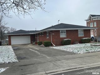 309 N CLAY Street, Taylorville, IL 62568