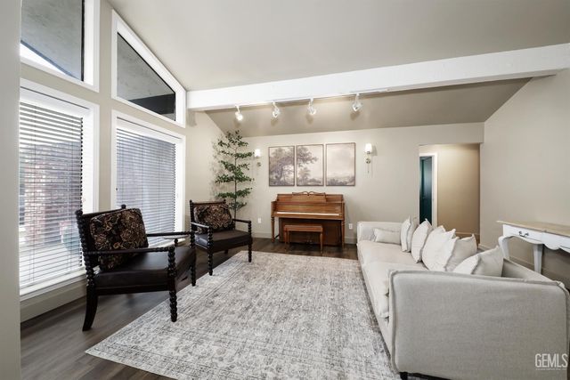 1113 Calle Extrano, Bakersfield, CA 93309