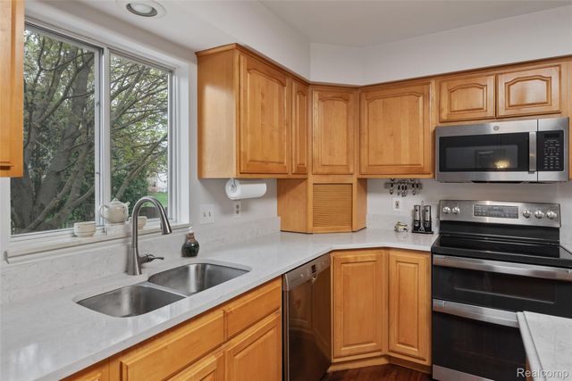 4325 Heatherstone Drive, Waterford Charter Township, MI 48329