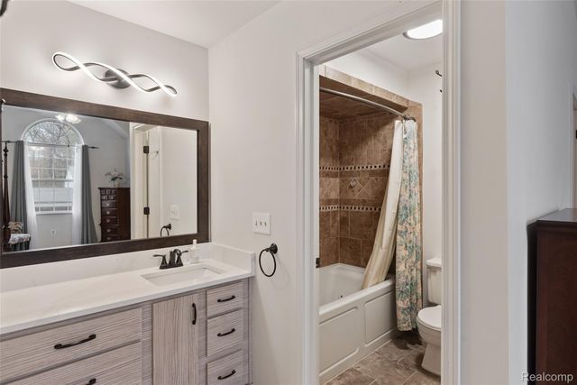 4325 Heatherstone Drive, Waterford Charter Township, MI 48329