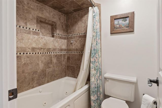 4325 Heatherstone Drive, Waterford Charter Township, MI 48329