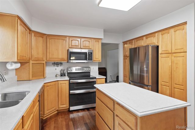 4325 Heatherstone Drive, Waterford Charter Township, MI 48329