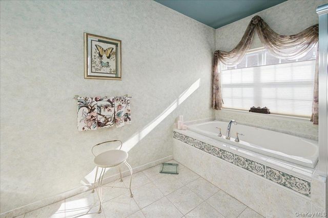 51 Windwatch Dr. Drive 51, Hauppauge, NY 11788