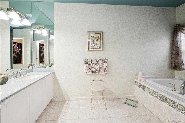 51 Windwatch Dr. Drive 51, Hauppauge, NY 11788