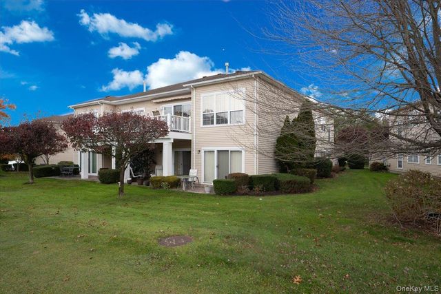 51 Windwatch Dr. Drive 51, Hauppauge, NY 11788