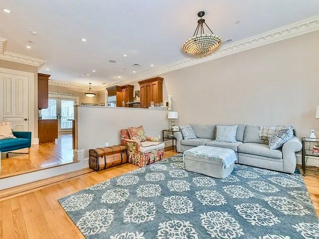 61 M 1, Boston, MA 02127