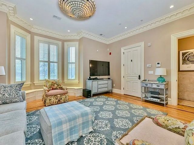 61 M 1, Boston, MA 02127