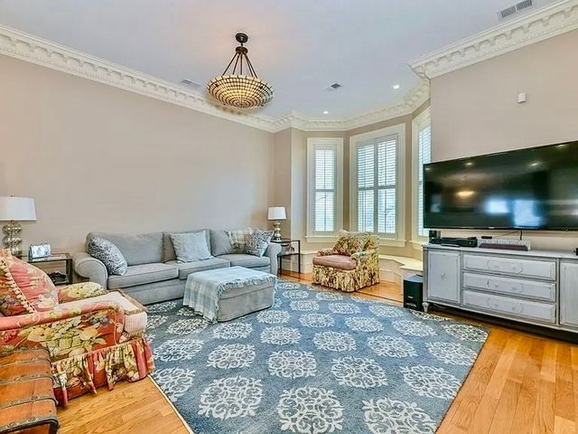 61 M 1, Boston, MA 02127