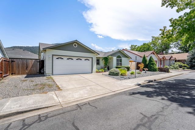 1783 SE Brookhurst Way, Grants Pass, OR 97527