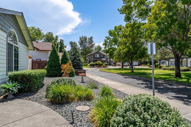 1783 SE Brookhurst Way, Grants Pass, OR 97527