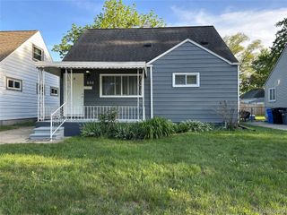 898 E Barrett Avenue, Madison Heights, MI 48071