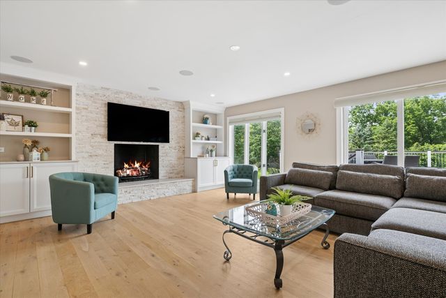 145 Clover Hill Lane, North Barrington, IL 60010
