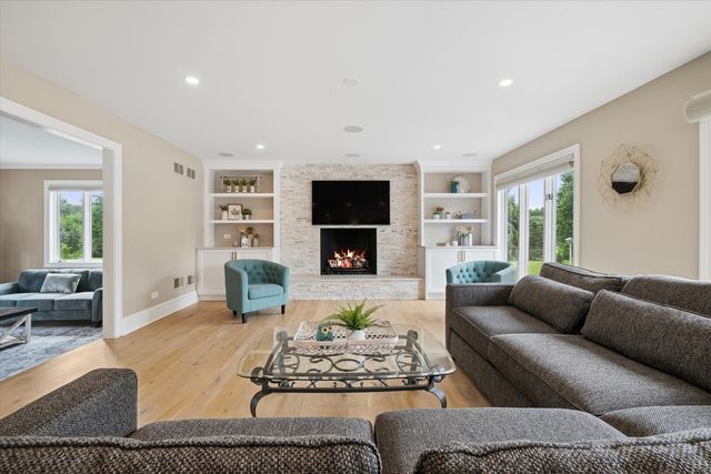 145 Clover Hill Lane, North Barrington, IL 60010