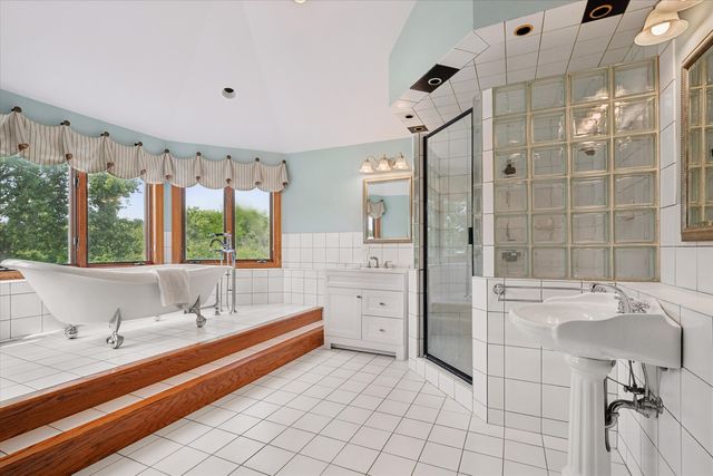 145 Clover Hill Lane, North Barrington, IL 60010