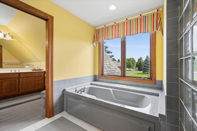 145 Clover Hill Lane, North Barrington, IL 60010