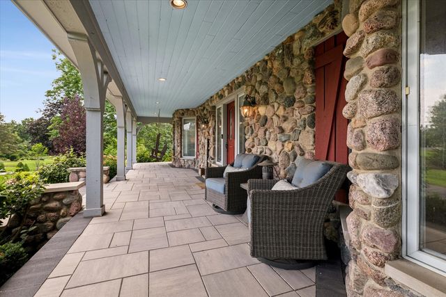 145 Clover Hill Lane, North Barrington, IL 60010