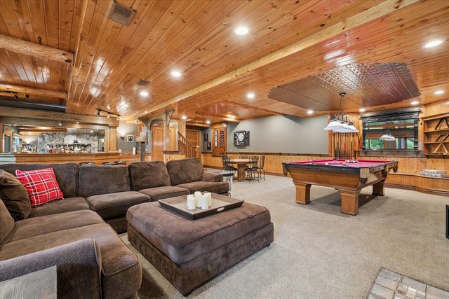 145 Clover Hill Lane, North Barrington, IL 60010