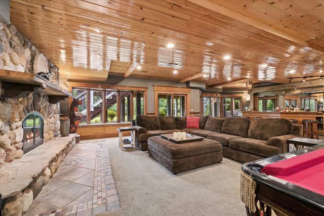 145 Clover Hill Lane, North Barrington, IL 60010