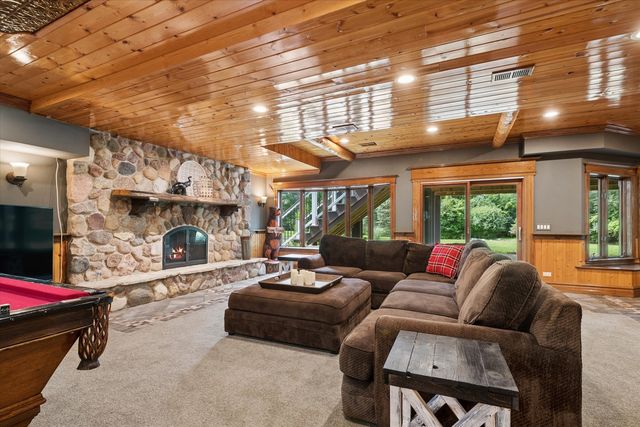 145 Clover Hill Lane, North Barrington, IL 60010
