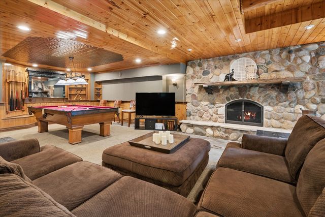 145 Clover Hill Lane, North Barrington, IL 60010