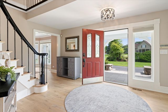 145 Clover Hill Lane, North Barrington, IL 60010