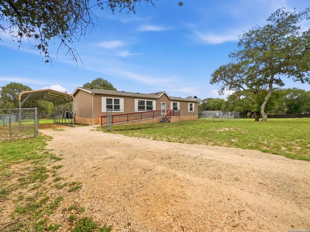 102 Mil Encinos, Adkins, TX 78101