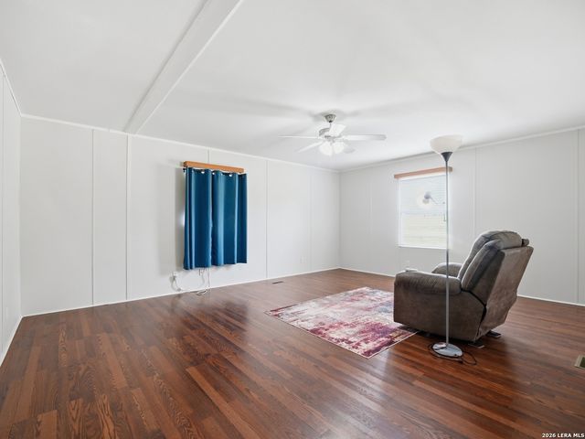 102 Mil Encinos, Adkins, TX 78101
