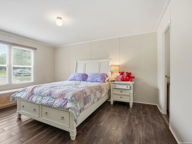 102 Mil Encinos, Adkins, TX 78101