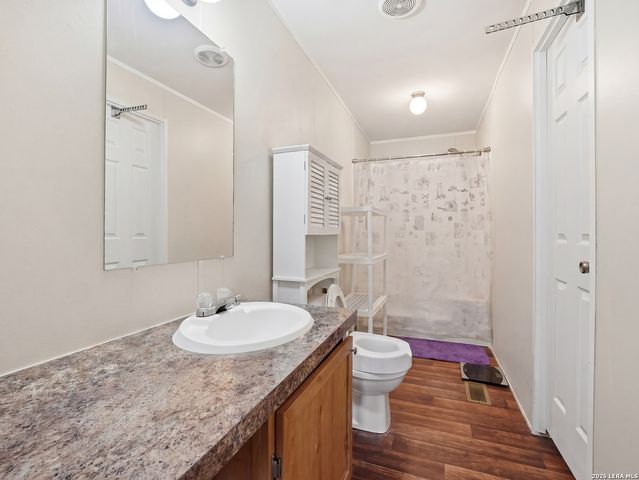 102 Mil Encinos, Adkins, TX 78101